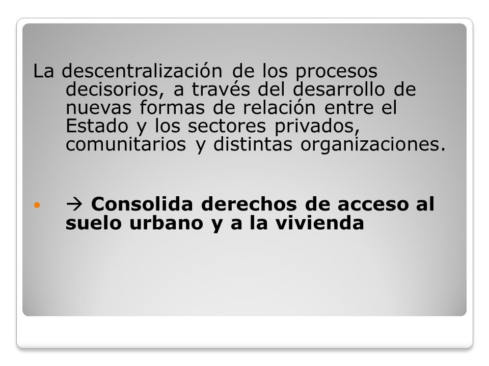 La descentralización de los procesos decisorios, a través del desarrollo de nuevas formas de relación entre el Estado y los sectores privados, comunitarios y distintas organizaciones.