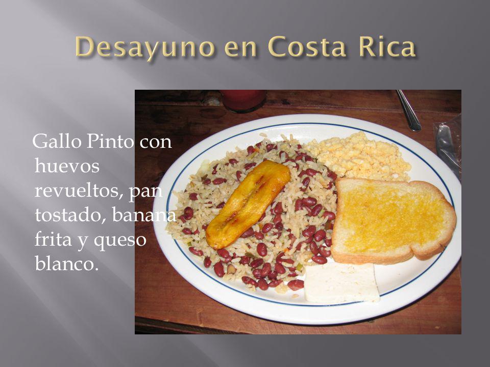 Desayuno en Costa Rica Gallo Pinto con huevos revueltos, pan tostado, banana frita y queso blanco.