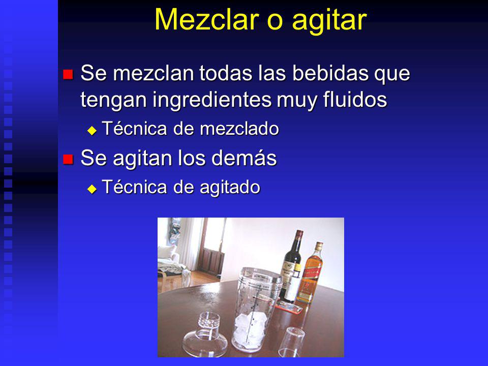 Mezclar o agitar Se mezclan todas las bebidas que tengan ingredientes muy fluidos. Técnica de mezclado.