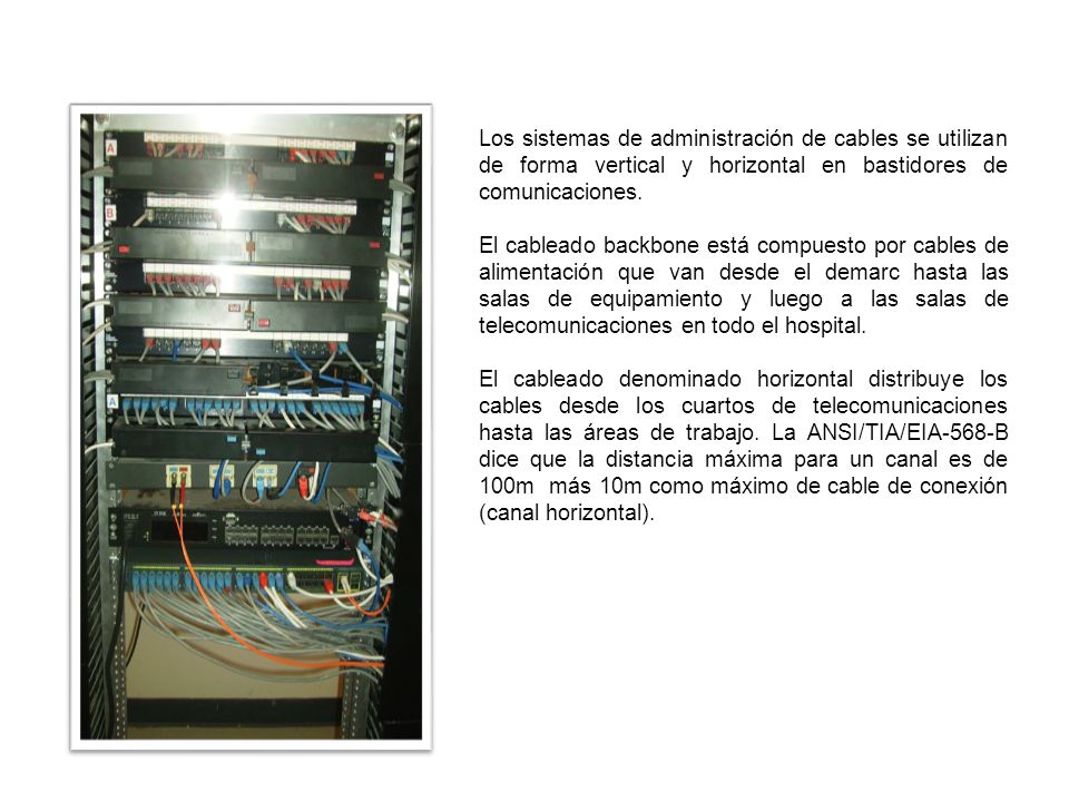 Los sistemas de administración de cables se utilizan de forma vertical y horizontal en bastidores de comunicaciones.