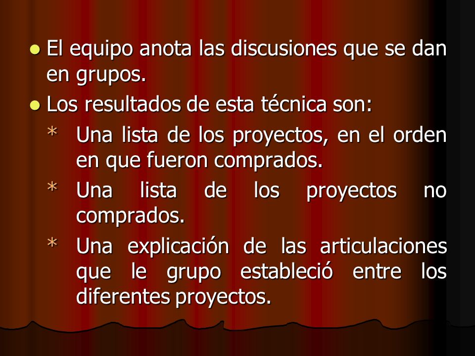 El equipo anota las discusiones que se dan en grupos.