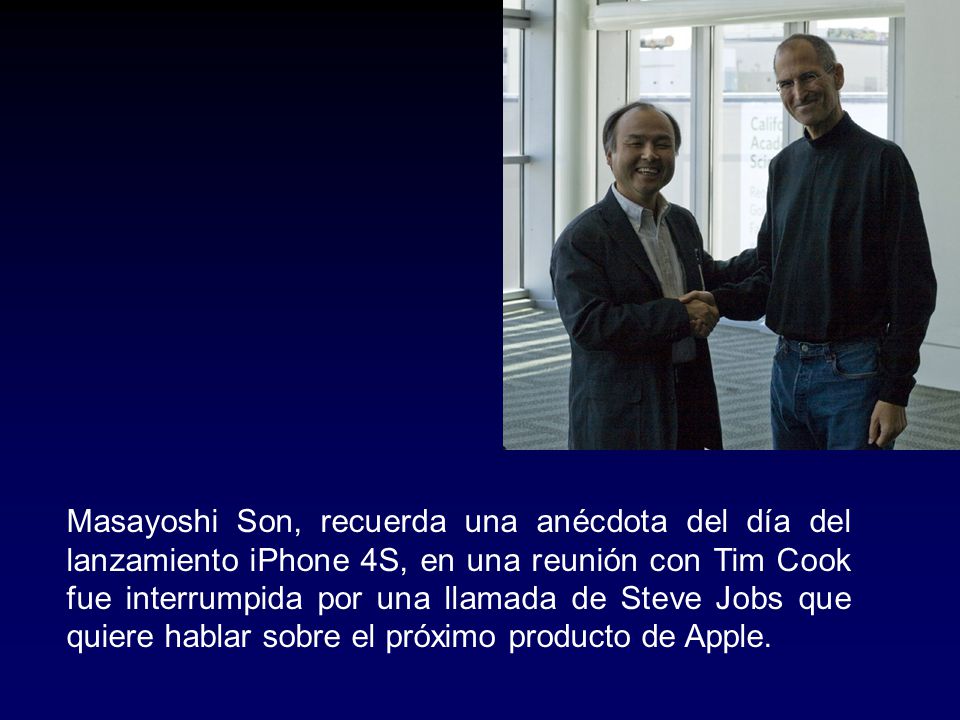 Masayoshi Son, recuerda una anécdota del día del lanzamiento iPhone 4S, en una reunión con Tim Cook fue interrumpida por una llamada de Steve Jobs que quiere hablar sobre el próximo producto de Apple.