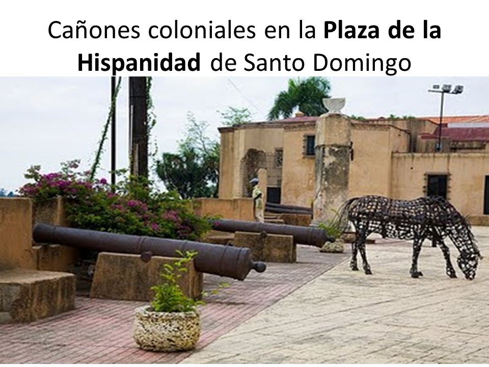 Cañones coloniales en la Plaza de la Hispanidad de Santo Domingo
