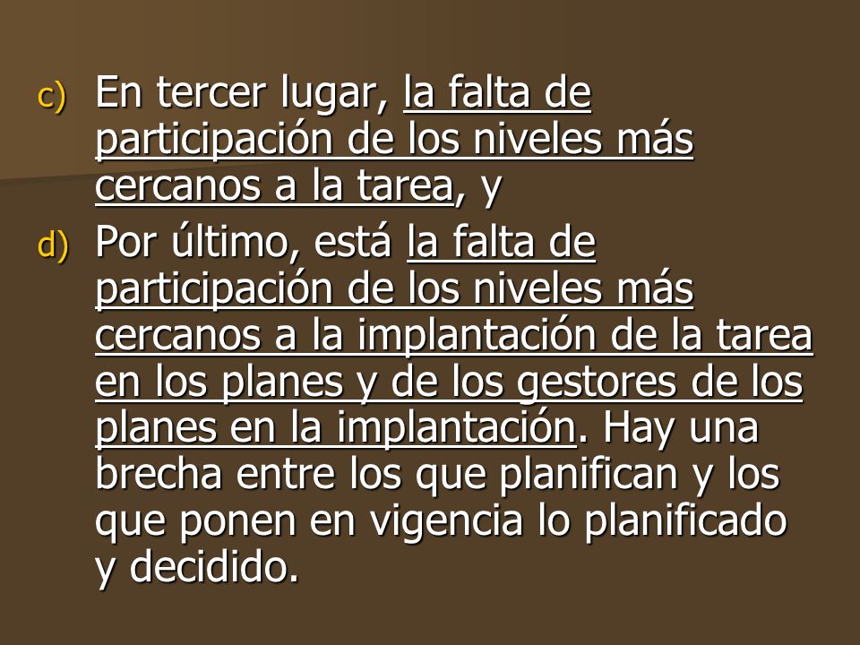 En tercer lugar, la falta de participación de los niveles más cercanos a la tarea, y