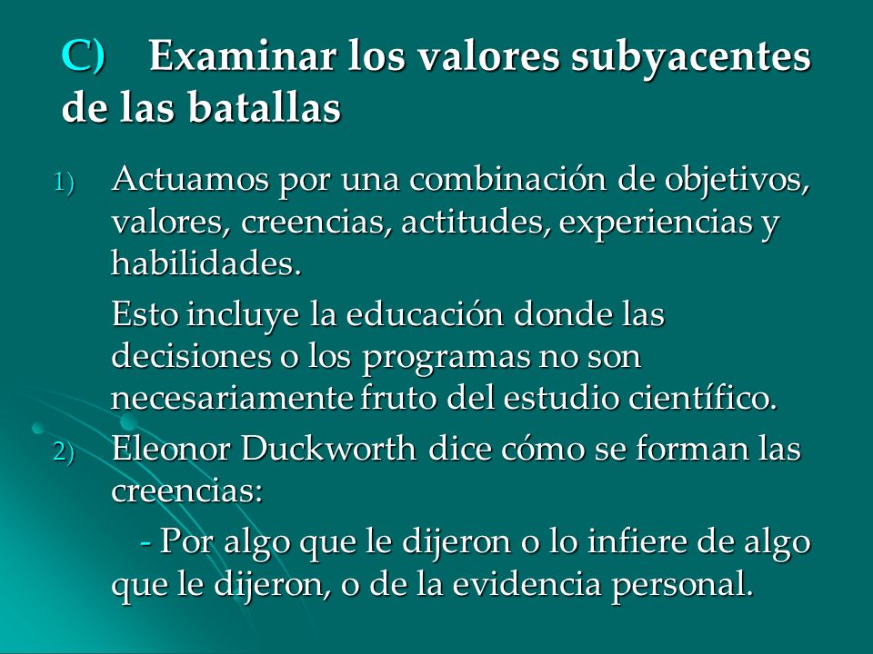 C) Examinar los valores subyacentes de las batallas