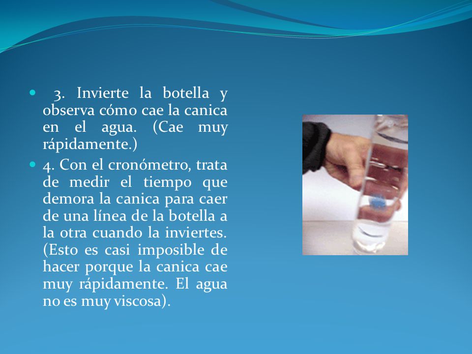 3. Invierte la botella y observa cómo cae la canica en el agua