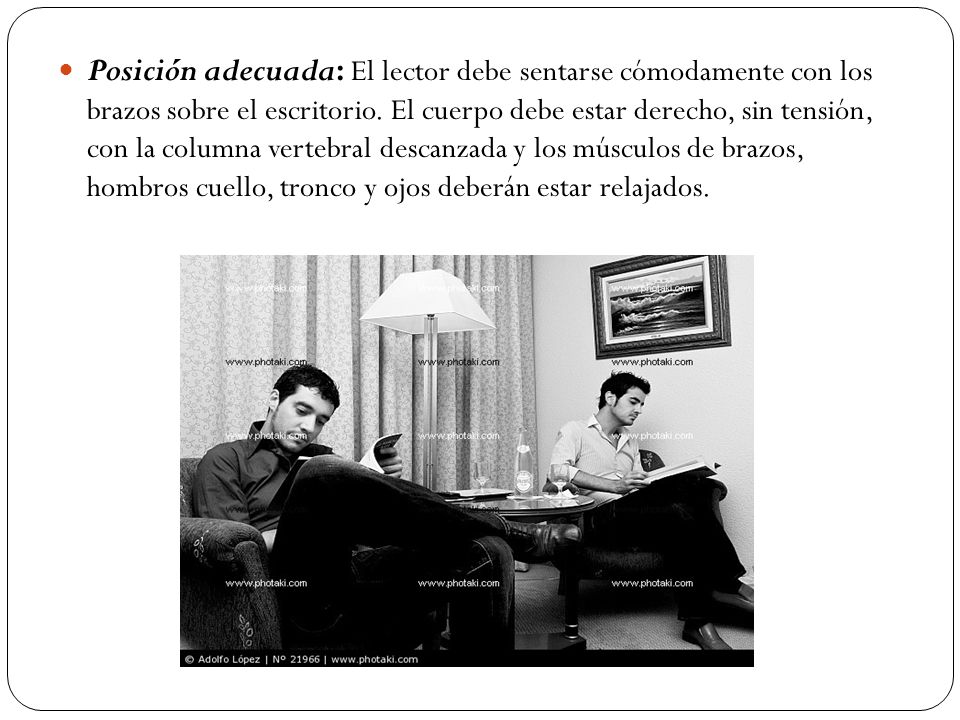 Posición adecuada: El lector debe sentarse cómodamente con los brazos sobre el escritorio.