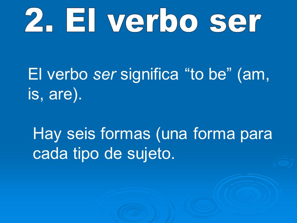 El verbo ser significa to be (am, is, are).