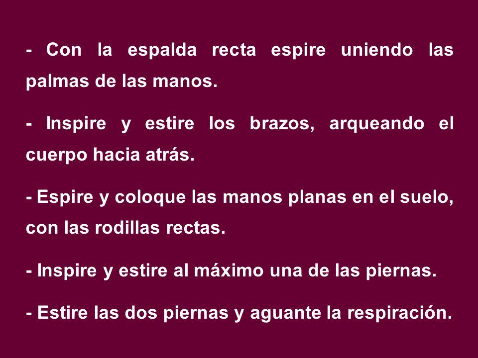 - Con la espalda recta espire uniendo las palmas de las manos.