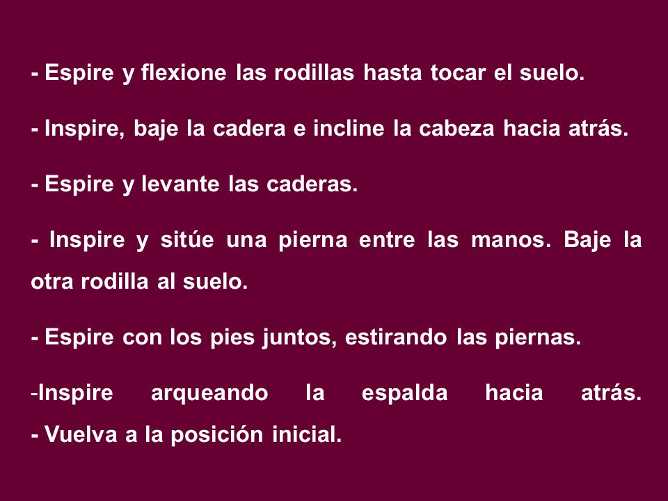 - Espire y flexione las rodillas hasta tocar el suelo.