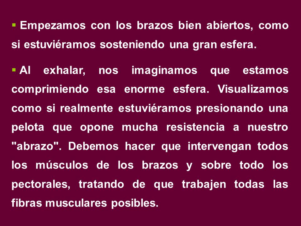 Empezamos con los brazos bien abiertos, como si estuviéramos sosteniendo una gran esfera.