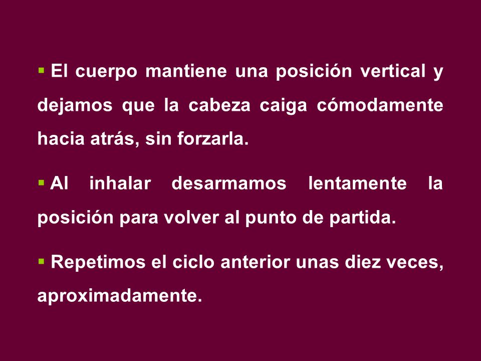 El cuerpo mantiene una posición vertical y dejamos que la cabeza caiga cómodamente hacia atrás, sin forzarla.