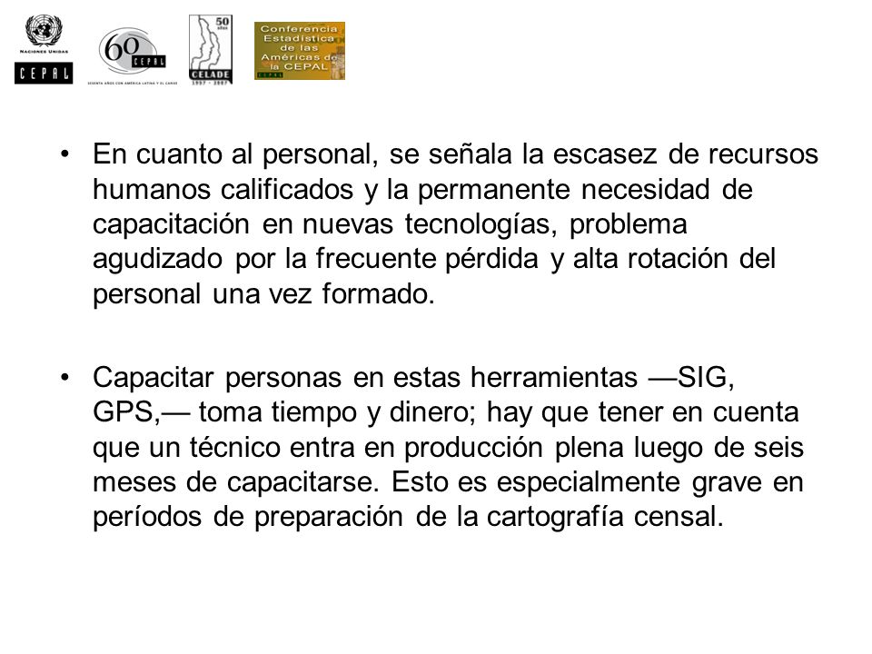 En cuanto al personal, se señala la escasez de recursos humanos calificados y la permanente necesidad de capacitación en nuevas tecnologías, problema agudizado por la frecuente pérdida y alta rotación del personal una vez formado.