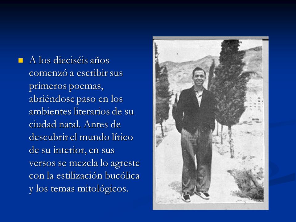 A los dieciséis años comenzó a escribir sus primeros poemas, abriéndose paso en los ambientes literarios de su ciudad natal.