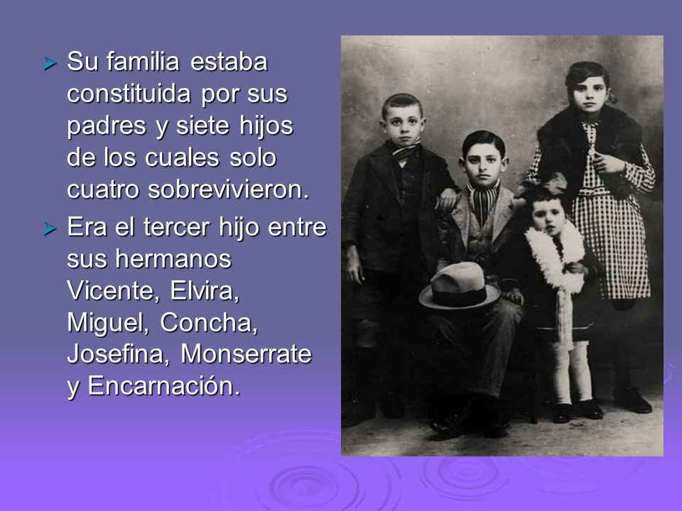 Su familia estaba constituida por sus padres y siete hijos de los cuales solo cuatro sobrevivieron.