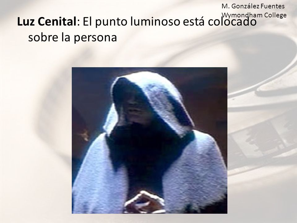 Luz Cenital: El punto luminoso está colocado sobre la persona