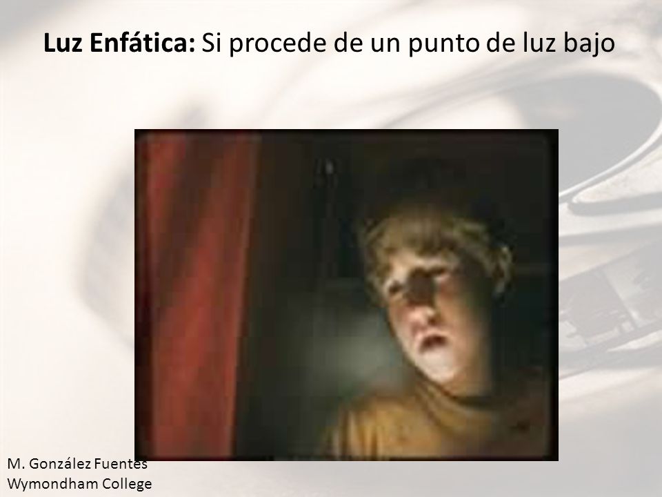 Luz Enfática: Si procede de un punto de luz bajo