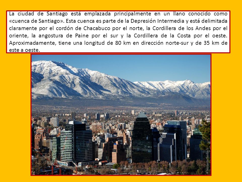 La ciudad de Santiago está emplazada principalmente en un llano conocido como «cuenca de Santiago».