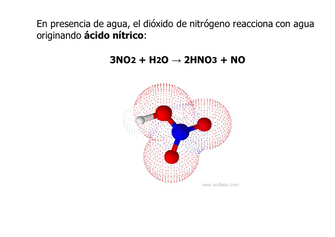 En presencia de agua, el dióxido de nitrógeno reacciona con agua originando ácido nítrico: