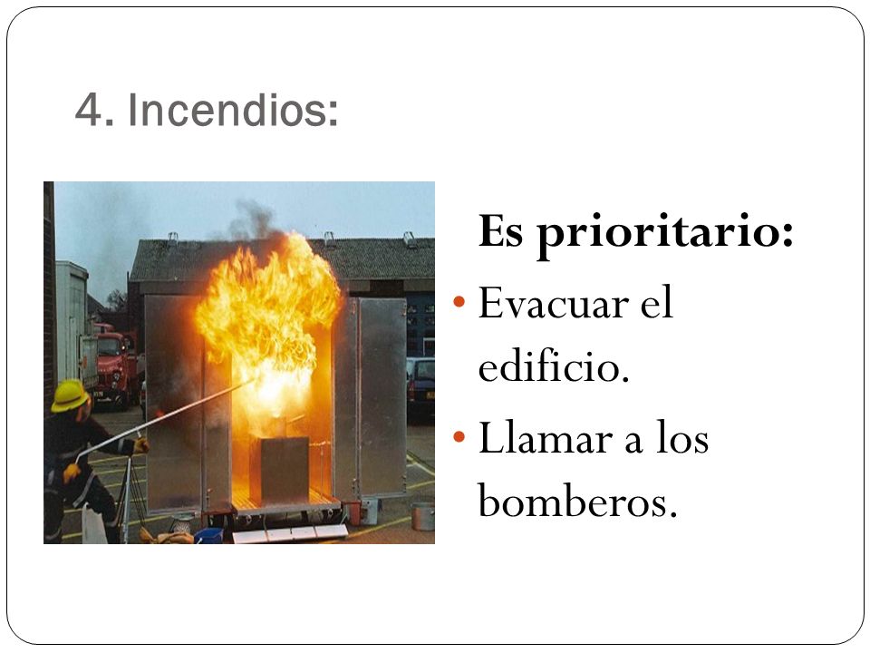 Es prioritario: Evacuar el edificio. Llamar a los bomberos.