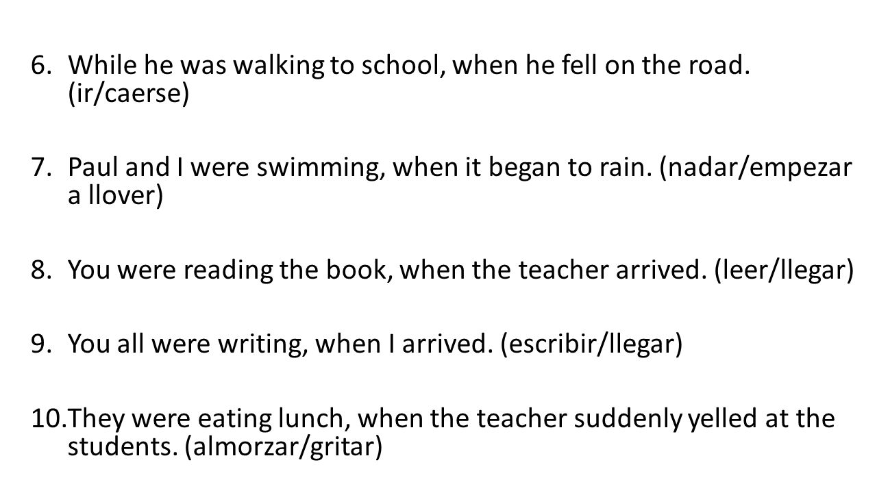 While he was walking to school, when he fell on the road. (ir/caerse)