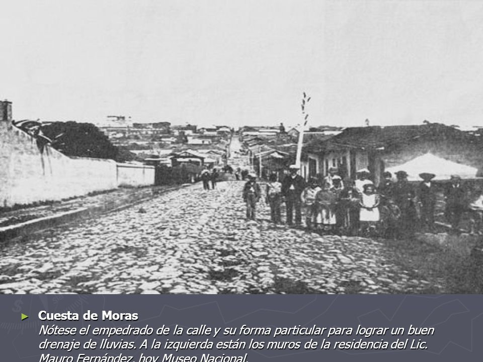 Cuesta de Moras Nótese el empedrado de la calle y su forma particular para lograr un buen drenaje de lluvias.