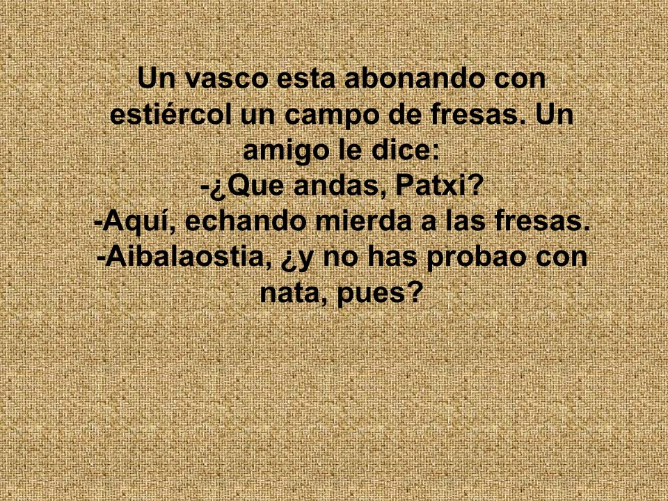 Un vasco esta abonando con estiércol un campo de fresas