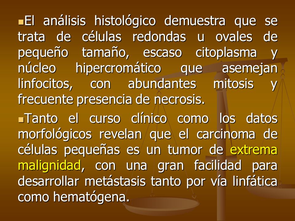 El análisis histológico demuestra que se trata de células redondas u ovales de pequeño tamaño, escaso citoplasma y núcleo hipercromático que asemejan linfocitos, con abundantes mitosis y frecuente presencia de necrosis.