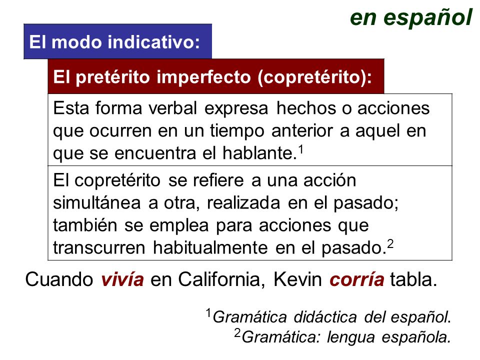 en español Cuando vivía en California, Kevin corría tabla.