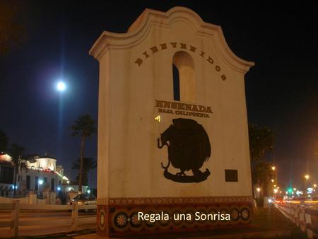 Regala una Sonrisa. Catedral Alguna gente está demasiado cansada para darnos una sonrisa Monumento tres cabezas.