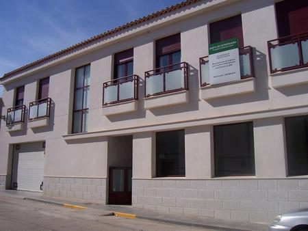 CENTRO DE DIA C/ Barrionuevo Bajo, nº 33 Tlf: 927 29 15 38 Horario: de 8 a 16 horas.