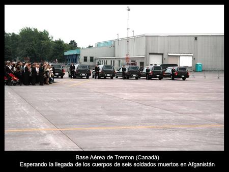 Base Aérea de Trenton (Canadá) Esperando la llegada de los cuerpos de seis soldados muertos en Afganistán.