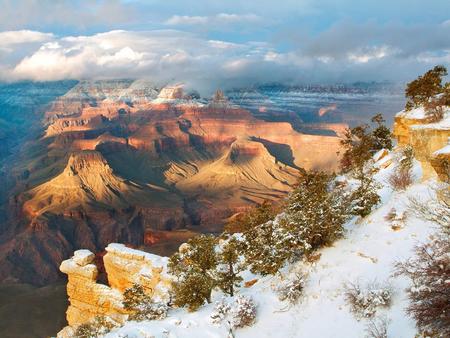 El Gran Cañón es una vistosa y escarpada garganta excavada por el río Colorado en el norte de Arizona (Estados Unidos). El Cañón está considerado como.