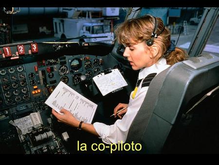 La co-piloto. el piloto el comandante la cabina de vuelo (de mando)