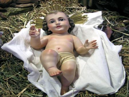 Siendo el Hijo de Dios nació en un pesebre Para revelarnos También germina Que lo grandioso.