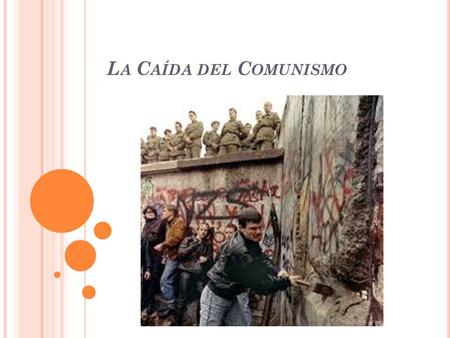 L A C AÍDA DEL C OMUNISMO. La URSS comenzó a presentar problemas especialmente económico desde las década de los 60, pero este problema en los 70 se agudizo.