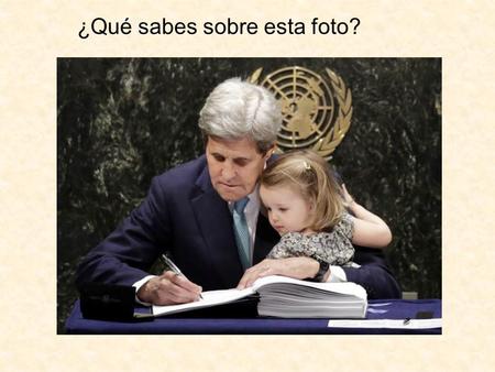 ¿Qué sabes sobre esta foto?. El secretario de Estado de EU, John Kerry, carga a su nieta Isabel Dobbs-Higginson mientras firma el Acuerdo de París sobre.