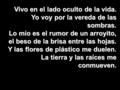 Vivo en el lado oculto de la vida. Yo voy por la vereda de las sombras. Lo mío es el rumor de un arroyito, el beso de la brisa entre las hojas. Y las flores.