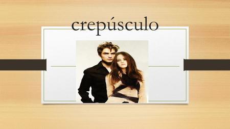 Crepúsculo. La película trata sobre dos jóvenes de los cuales uno de ellos es vampiro se enamora de una joven humana recién llegada a su localidad poco.