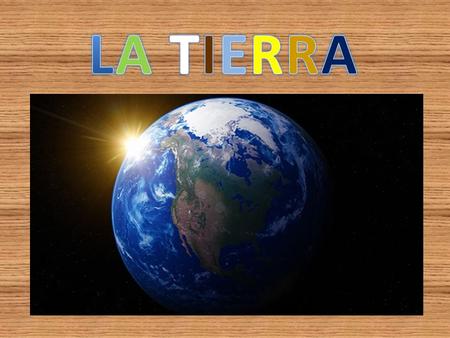La forma de la Tierra es muy parecida a la de un esferoide oblato, una esfera achatada por los polos, resultando en un abultamiento alrededor del ecuador.