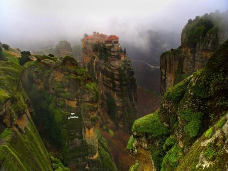Los Monasterios de Meteora, , en idioma castellano Monasterios suspendidos del cielo, Monasterios suspendidos en el aire o Monasterios arriba del cielo),