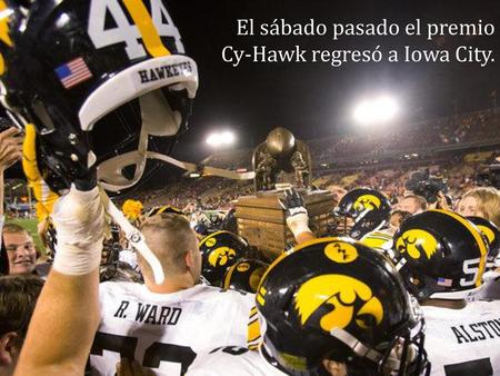 El sábado pasado el premio Cy-Hawk regresó a Iowa City.