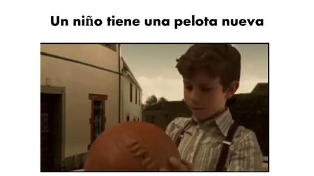 Un niño tiene una pelota nueva