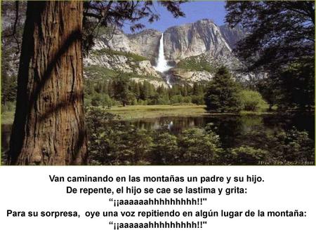 Van caminando en las montañas un padre y su hijo.