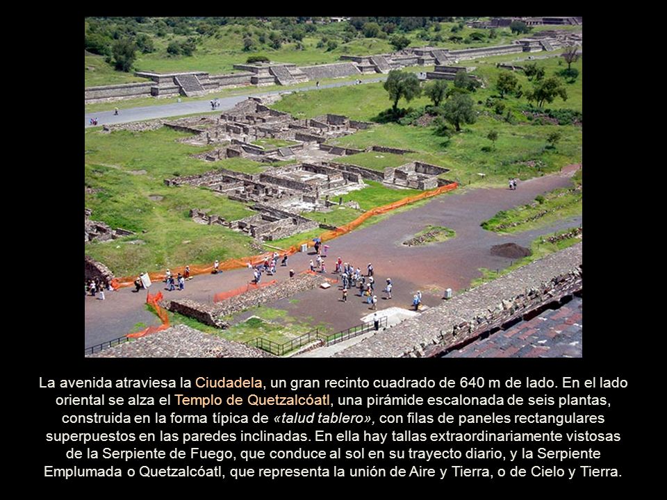 La avenida atraviesa la Ciudadela, un gran recinto cuadrado de 640 m de lado.