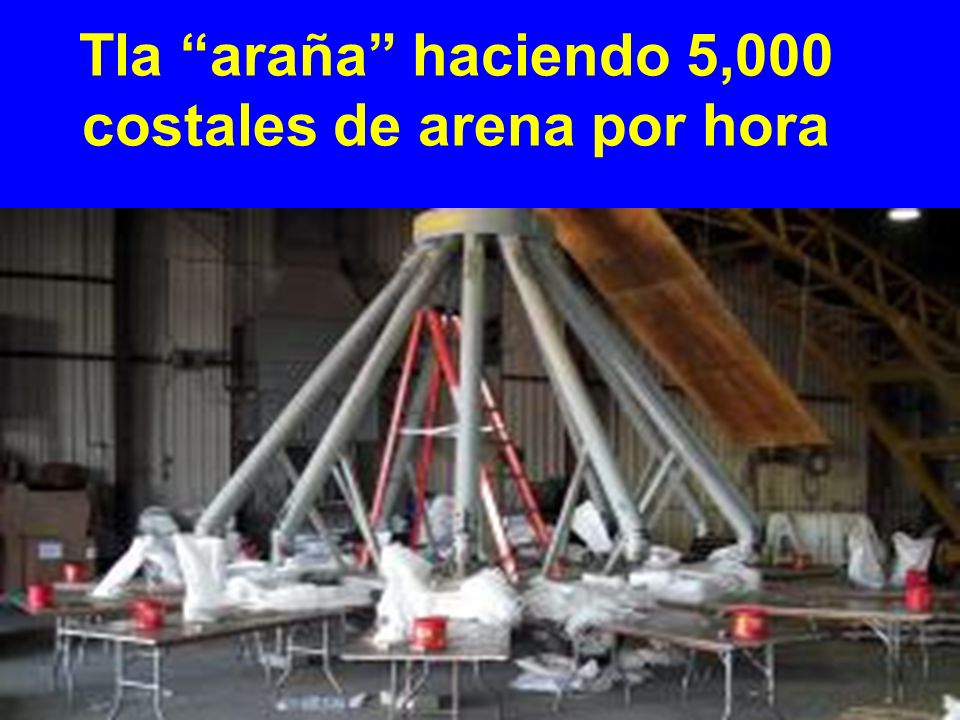 Tla araña haciendo 5,000 costales de arena por hora