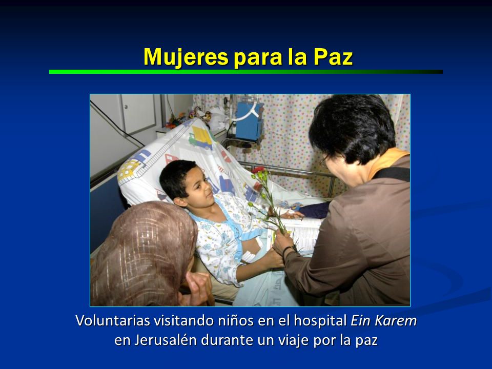 Mujeres para la Paz Voluntarias visitando niños en el hospital Ein Karem en Jerusalén durante un viaje por la paz.