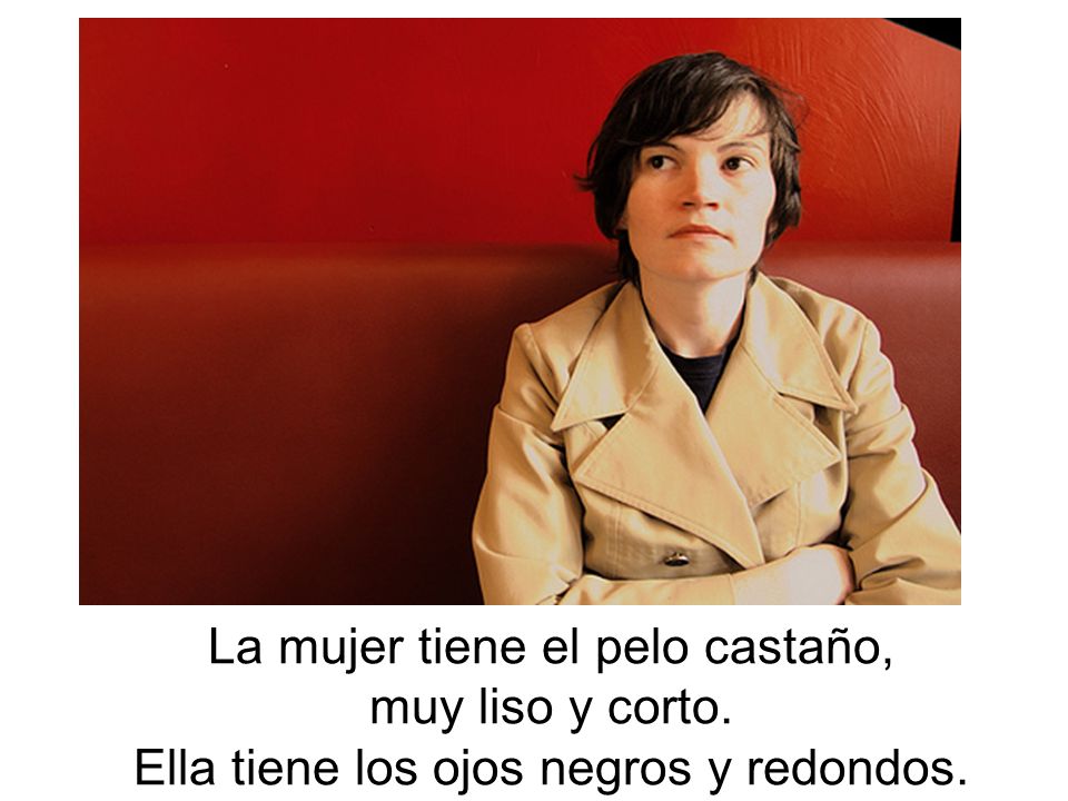 La mujer tiene el pelo castaño, muy liso y corto