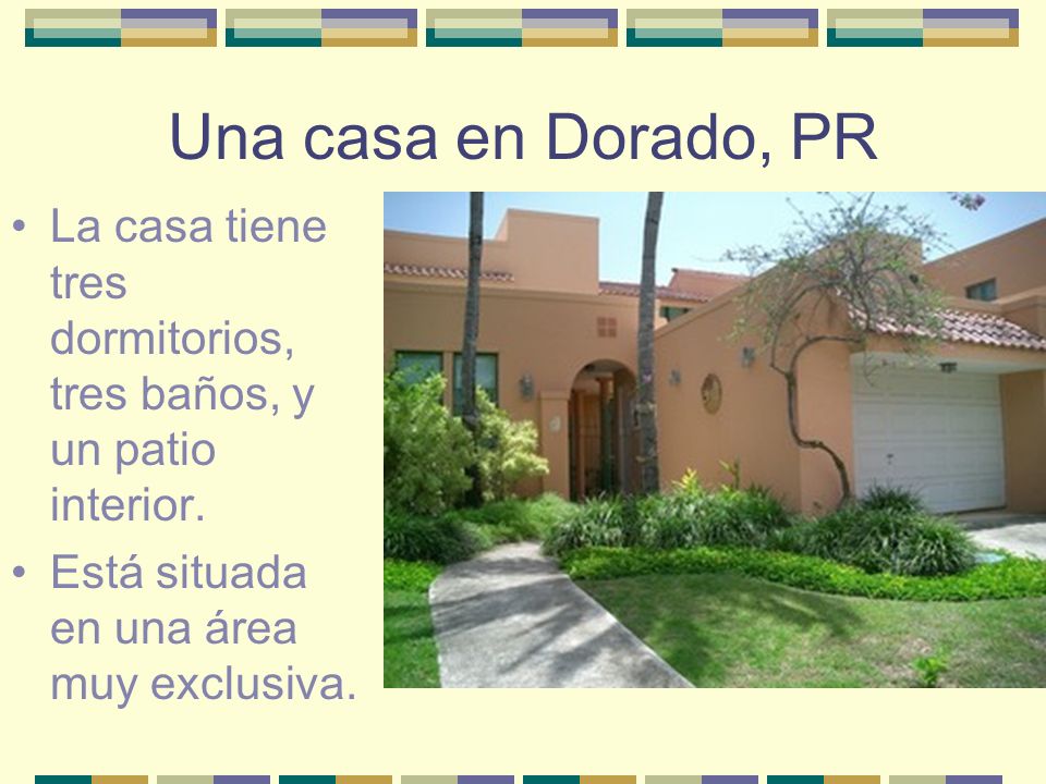 Una casa en Dorado, PR La casa tiene tres dormitorios, tres baños, y un patio interior.