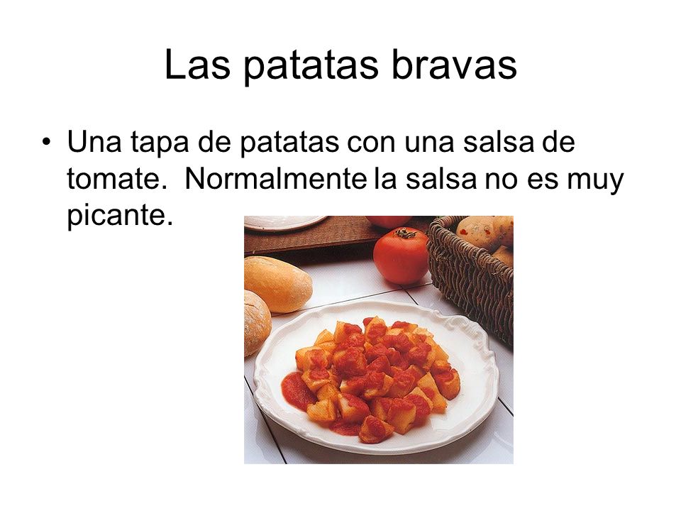 Las patatas bravas Una tapa de patatas con una salsa de tomate.